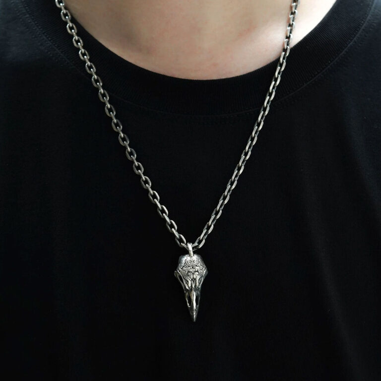 Chain Only or Pendant Necklace? Which Works Better With Early-Autumn Layers?